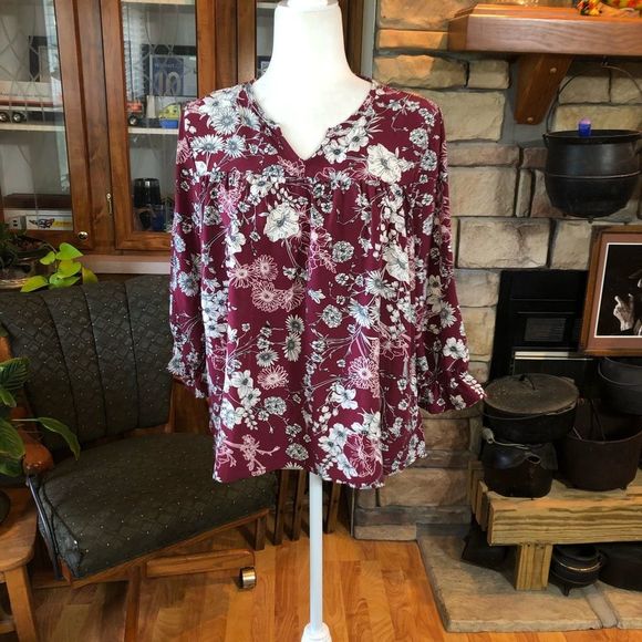 Lake Flower size Medium wine colored floral v/neck - Picture 1 of 4